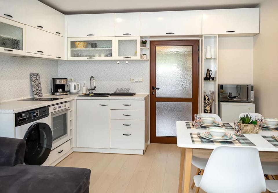 Coffee/tea facilities, Kitchen or kitchenette, Dining area, oven, stove, toaster, washing machine