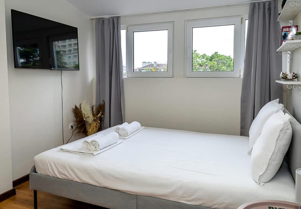Bed, TV and multimedia, Bedroom, towels