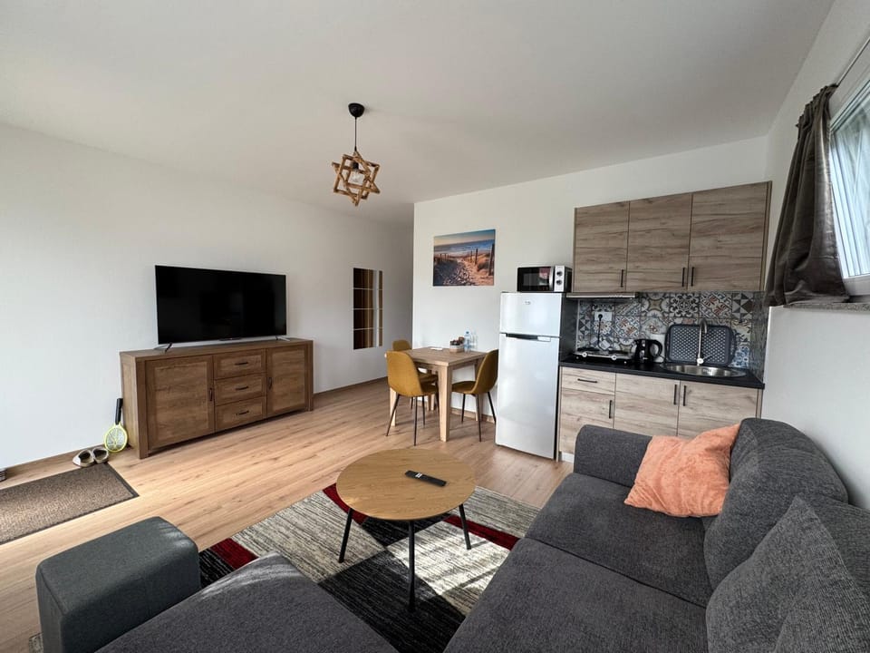 TV and multimedia, Kitchen or kitchenette, Living room, Seating area, Dining area, stove
