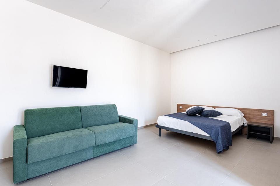 Bed, TV and multimedia, Living room, Photo of the whole room, Seating area, Bedroom