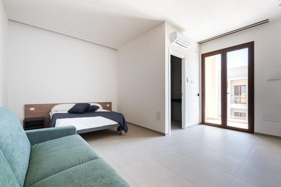 Bed, Living room, Photo of the whole room, Seating area, Bedroom, air conditioner