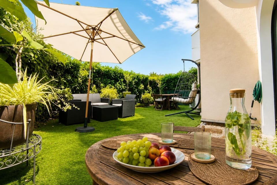 Sleeps 4 - Garage - Swimming Pool - AC - Garden Apartment in Mandelieu-La Napoule