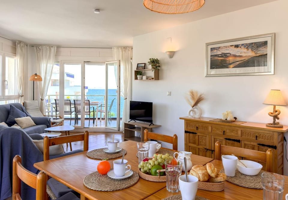 Living room, Dining area, Sea view
