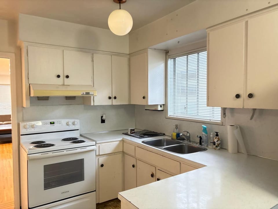 Metro Vancouver Guesthouse- 30 Min to FIFA Stadiium- Transit Hub & Free Parking Vacation rental in Surrey