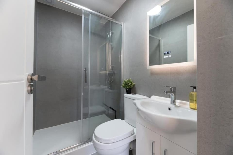 Quiet & Modern Studio in Epsom EV Charger House in Epsom