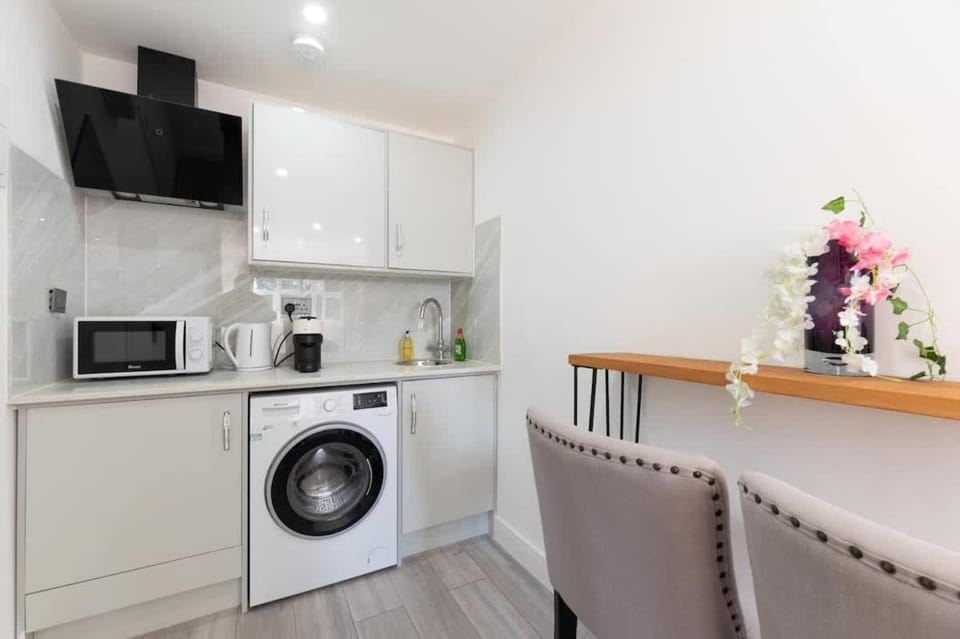 Quiet & Modern Studio in Epsom EV Charger House in Epsom