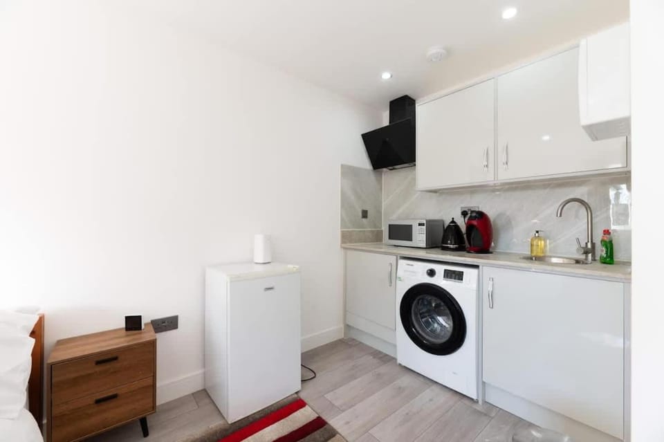 Bright & Modern Studio Near London EV Charger House in Epsom