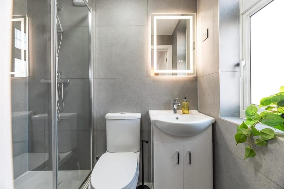 Modern Studio Close to London EV Charger House in Epsom