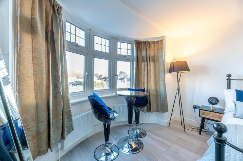 Modern Studio Close to London EV Charger House in Epsom