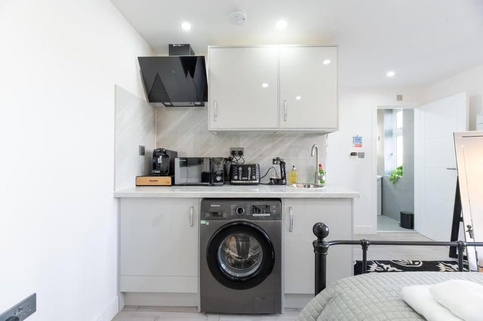 Modern Studio Close to London EV Charger House in Epsom