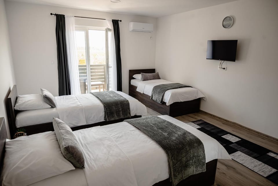 Bed, TV and multimedia, Bedroom, air conditioner
