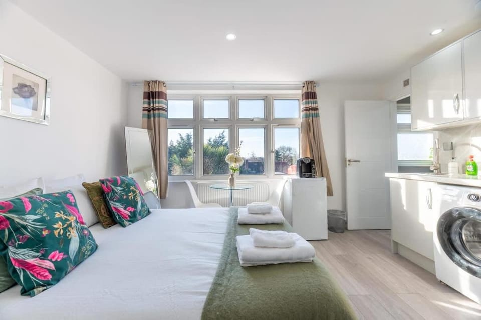 Modern Surrey Studio - Easy Access to London House in Epsom