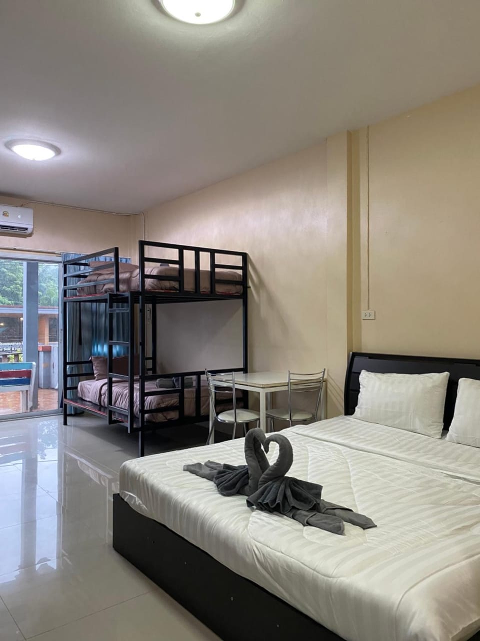 Khao Sok Chantharid Tour and Hostel เขาสก จันทฤทธิ์ ทัวร์ แอนท์ โฮสเทส Inn in Khlong Sok