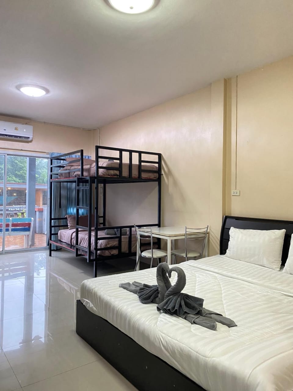 Khao Sok Chantharid Tour and Hostel เขาสก จันทฤทธิ์ ทัวร์ แอนท์ โฮสเทส Inn in Khlong Sok