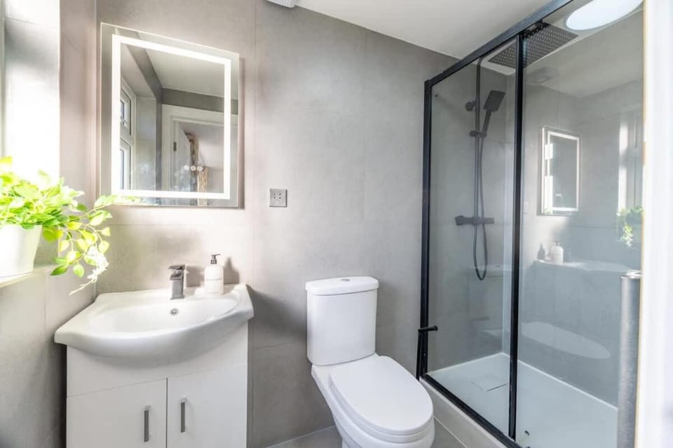 Chic Loft Studio Near London - EV Charger House in Epsom