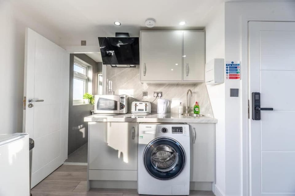 Chic Loft Studio Near London - EV Charger House in Epsom