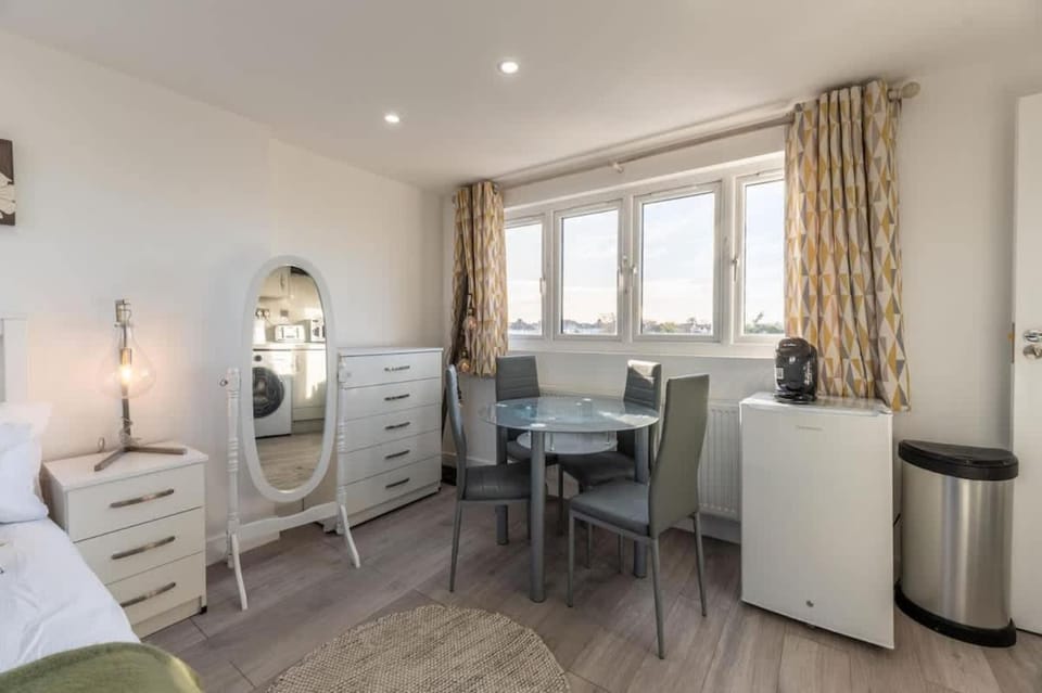 Chic Loft Studio Near London - EV Charger House in Epsom