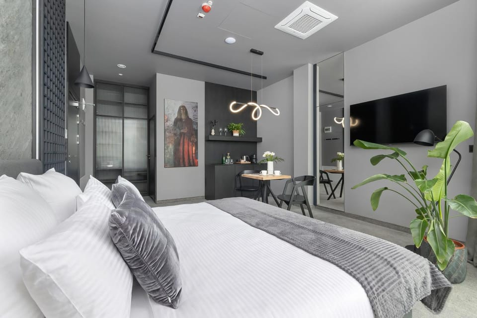 Bed, TV and multimedia, Living room, Photo of the whole room, Seating area, Evening entertainment, Bedroom