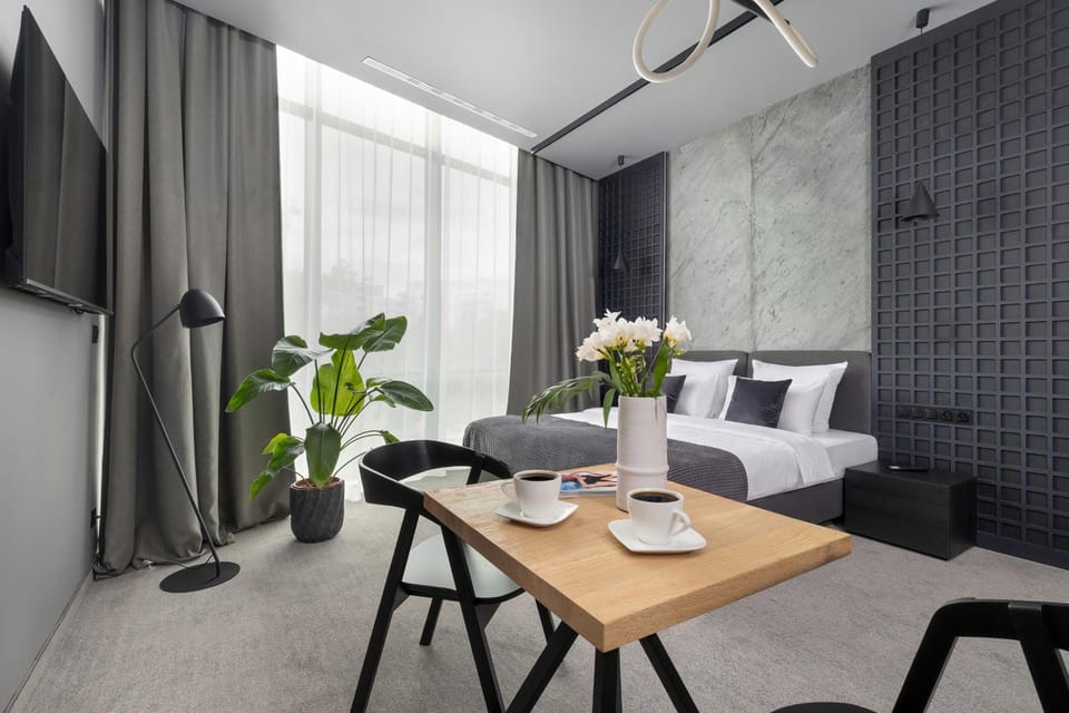 Bed, TV and multimedia, Living room, Photo of the whole room, Seating area, Dining area, Bedroom