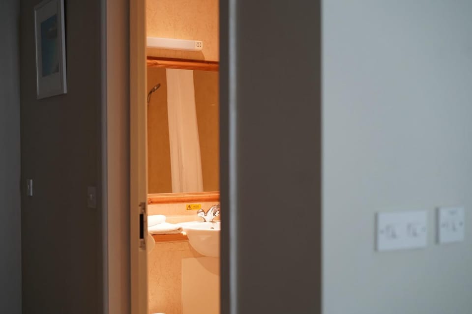 Shower, Toilet, Bathroom, Bath, towels