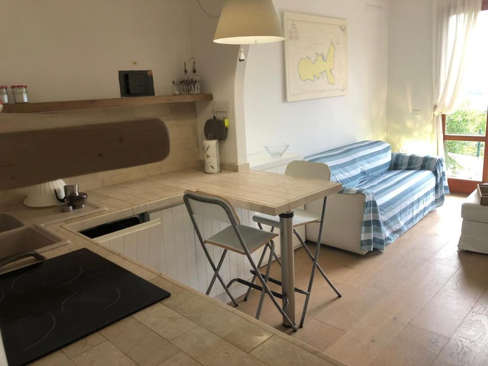 Kitchen or kitchenette, Seating area, Dining area