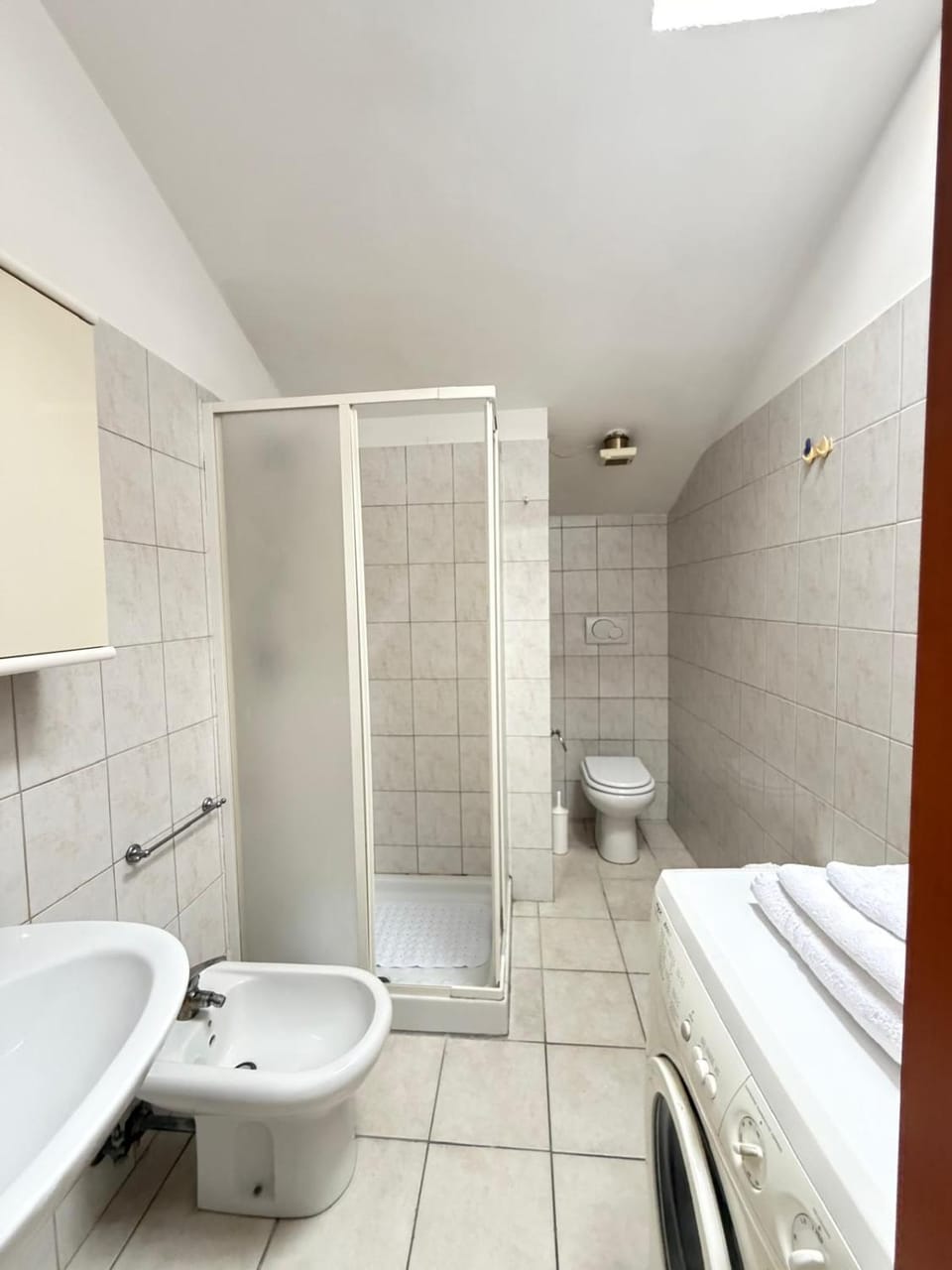 Toilet, bidet, towels