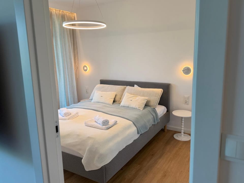 Bed, Photo of the whole room, Bedroom, towels