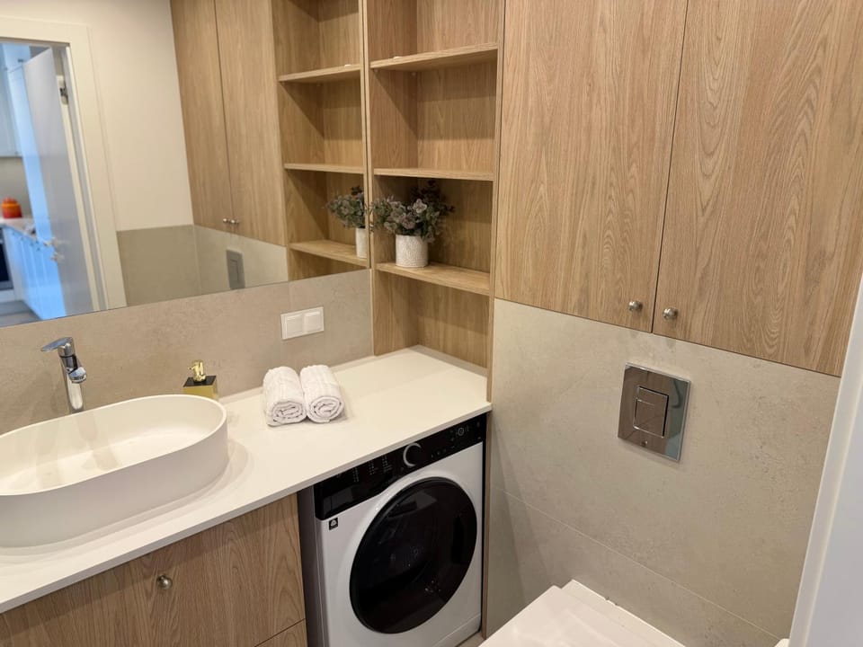 Bathroom, towels, washing machine