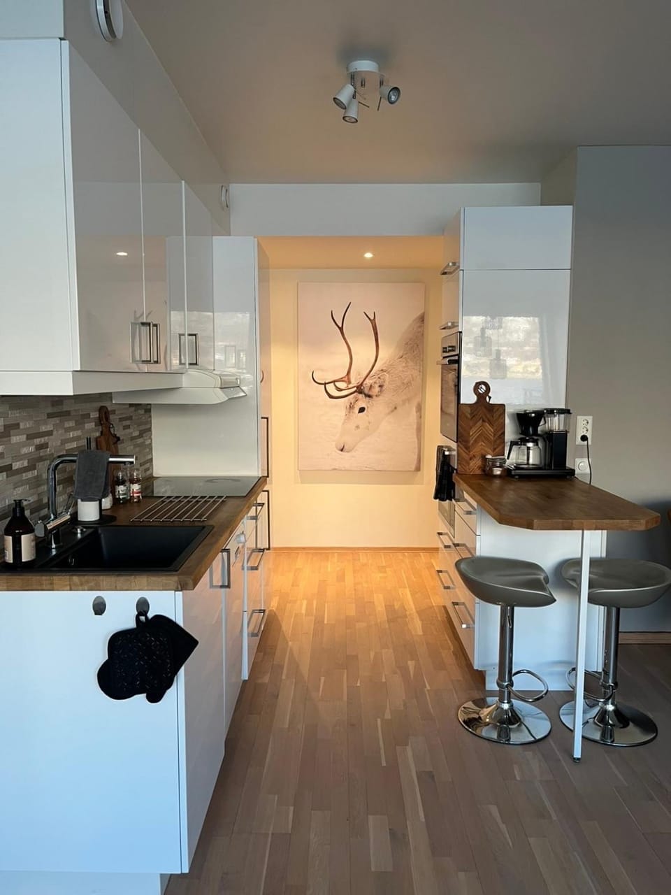 Kitchen or kitchenette, Dining area, stove