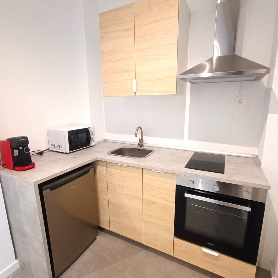 Kitchen or kitchenette, oven, stove