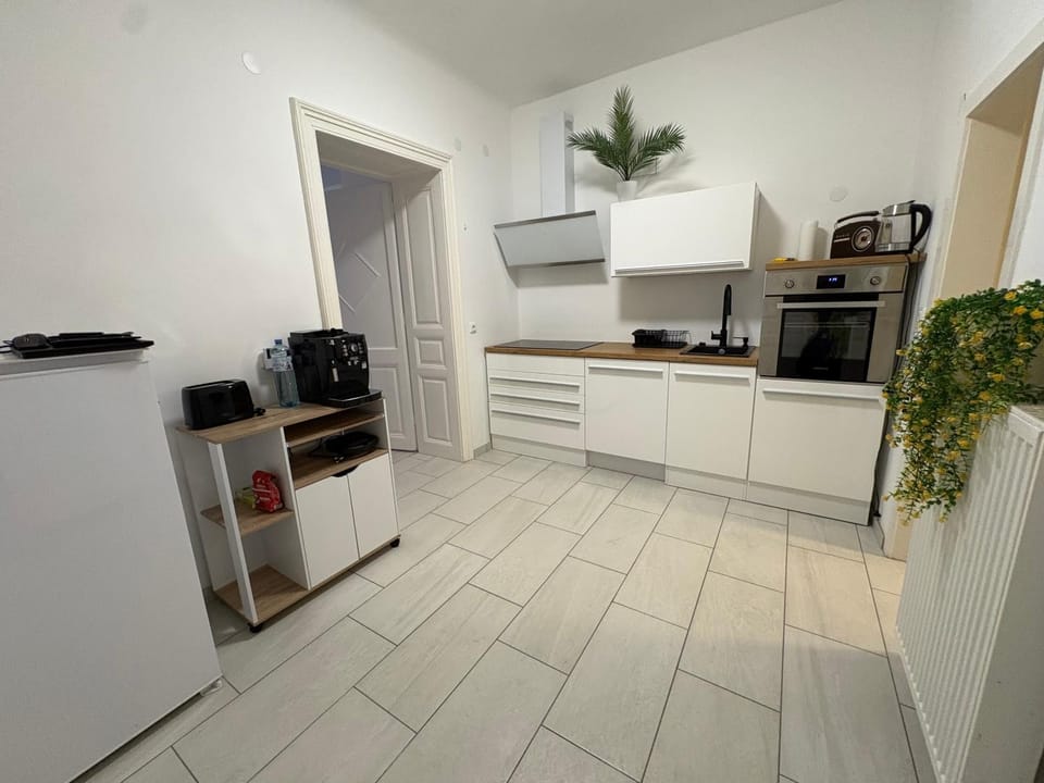 Coffee/tea facilities, Kitchen or kitchenette, Photo of the whole room, stove, kitchen