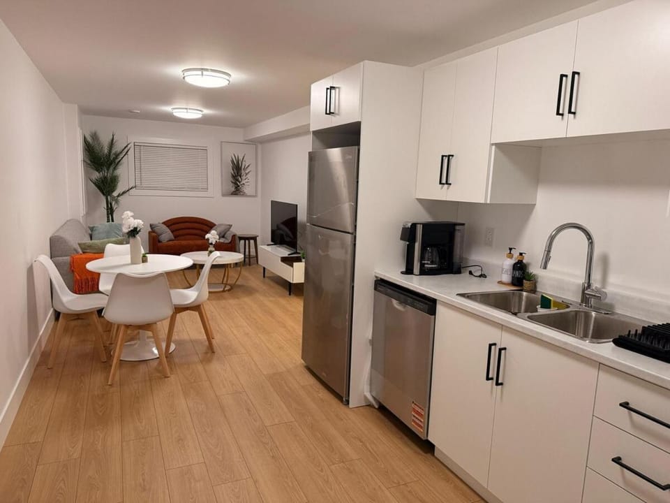 Modern 2BR Suite, Wifi, Workstation and Comfy Beds Apartment in St Johns