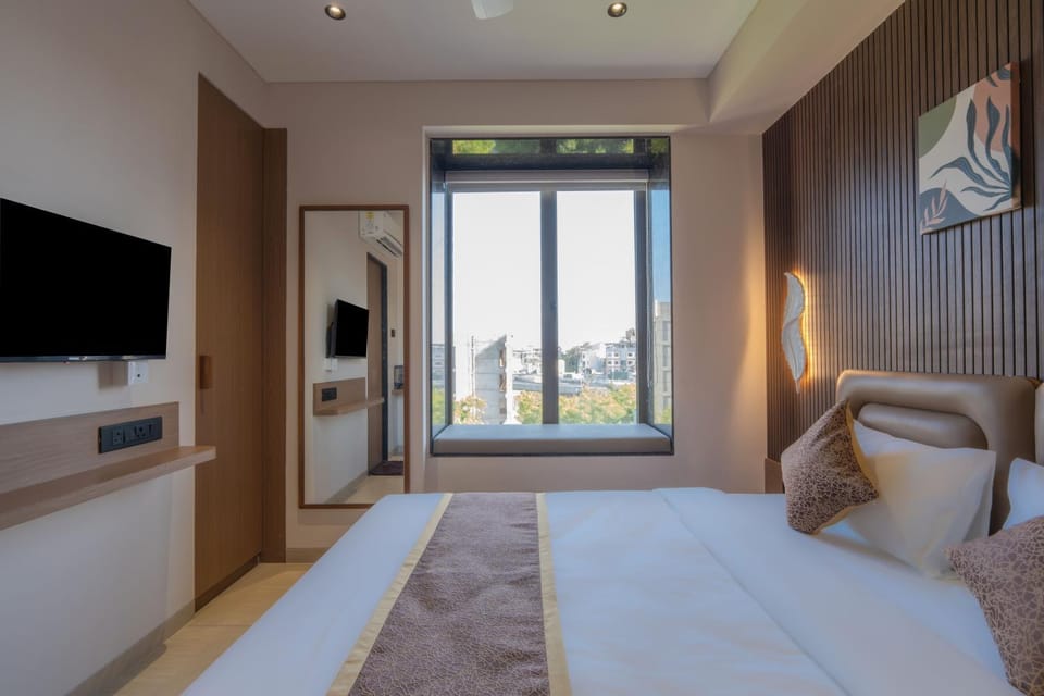 Bed, TV and multimedia, Bedroom