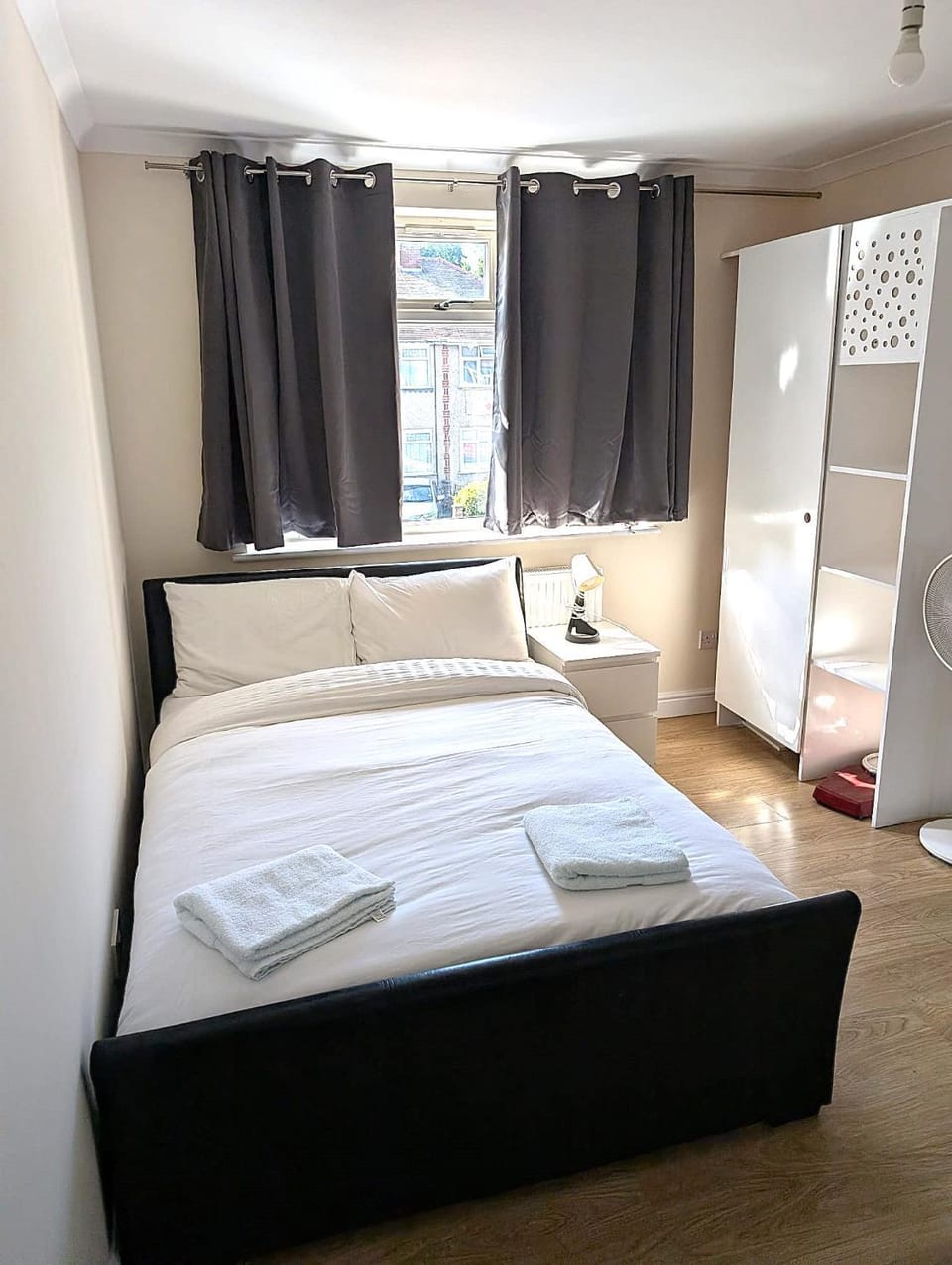Family & Contractor Friendly House Near Heathrow Apartment in Hayes
