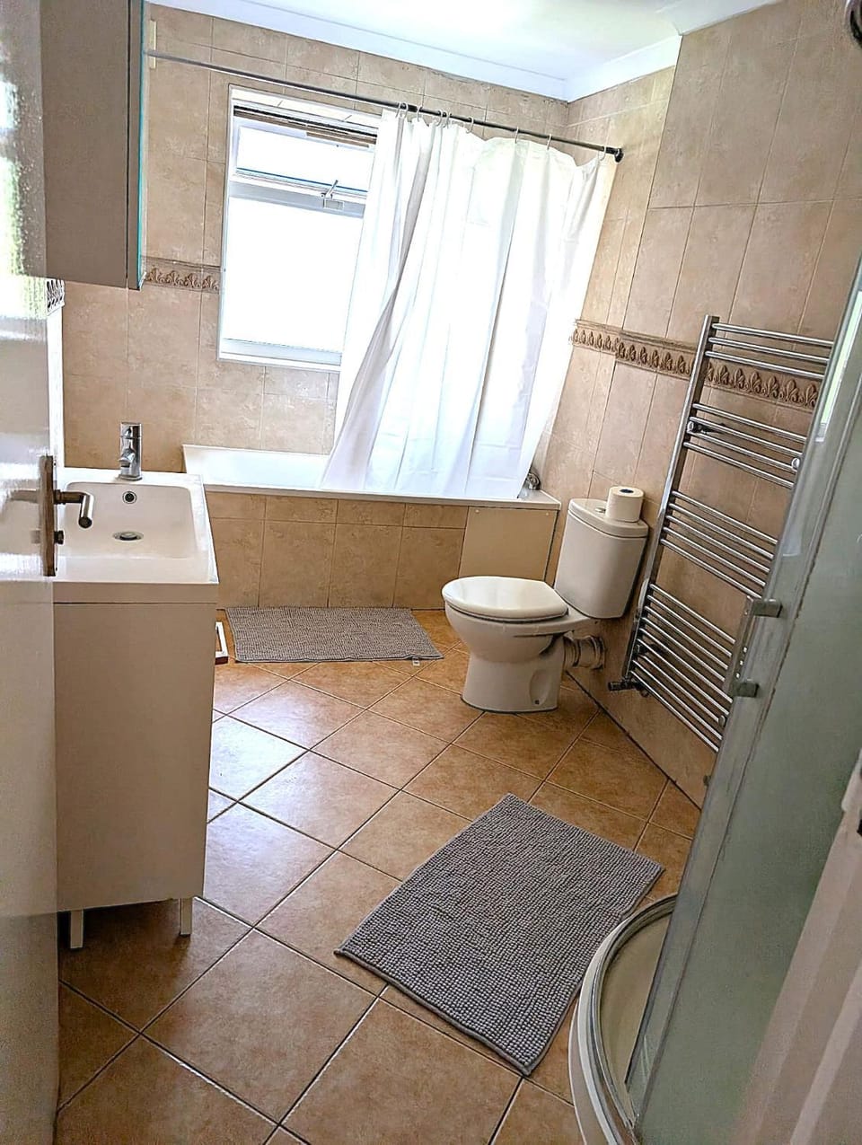 Family & Contractor Friendly House Near Heathrow Apartment in Hayes
