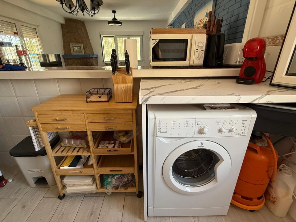 Coffee/tea facilities, Kitchen or kitchenette, microwave, toaster, washing machine