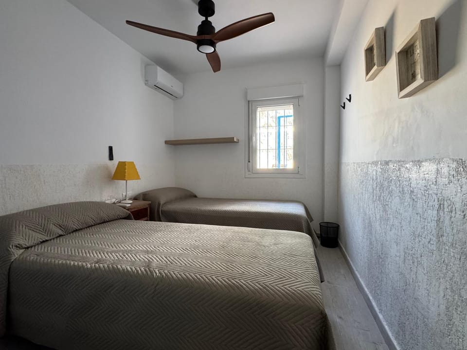 Bed, Photo of the whole room, Bedroom, air conditioner