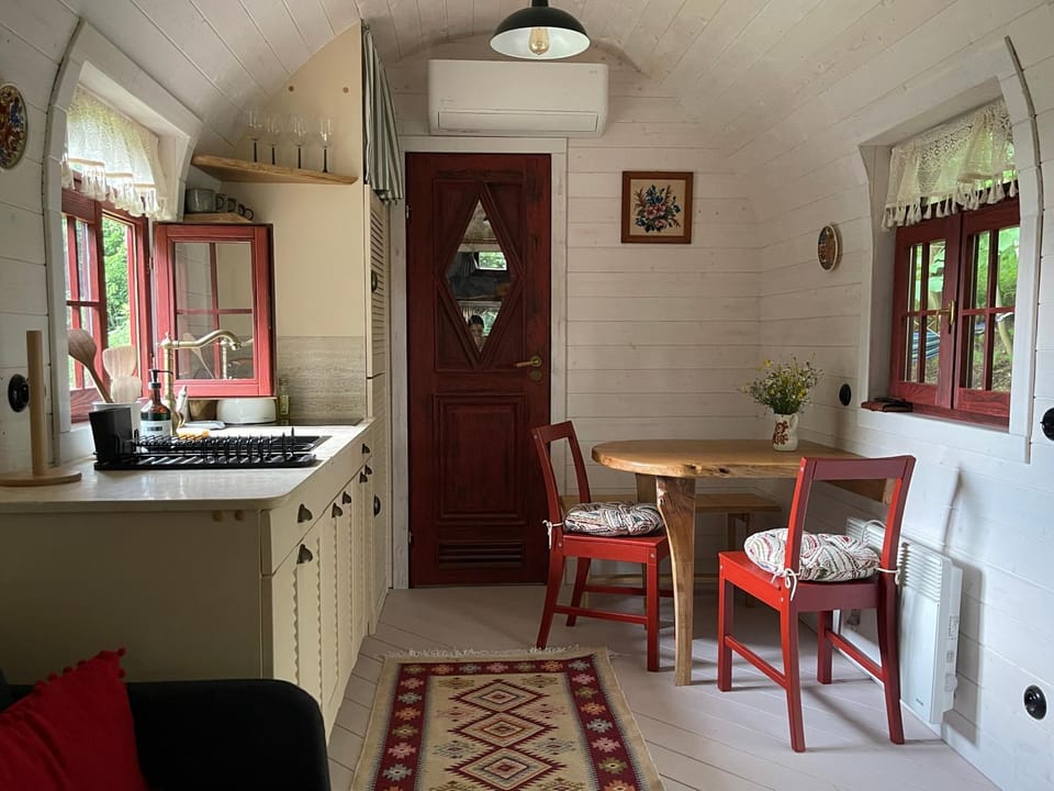 Kitchen or kitchenette, Seating area, Dining area