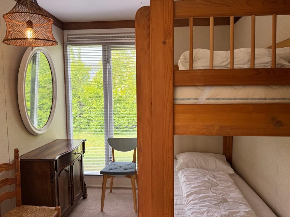 Bedroom, bunk bed