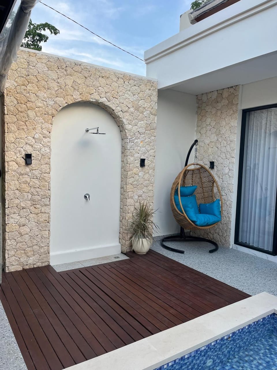 Shower, sunbed