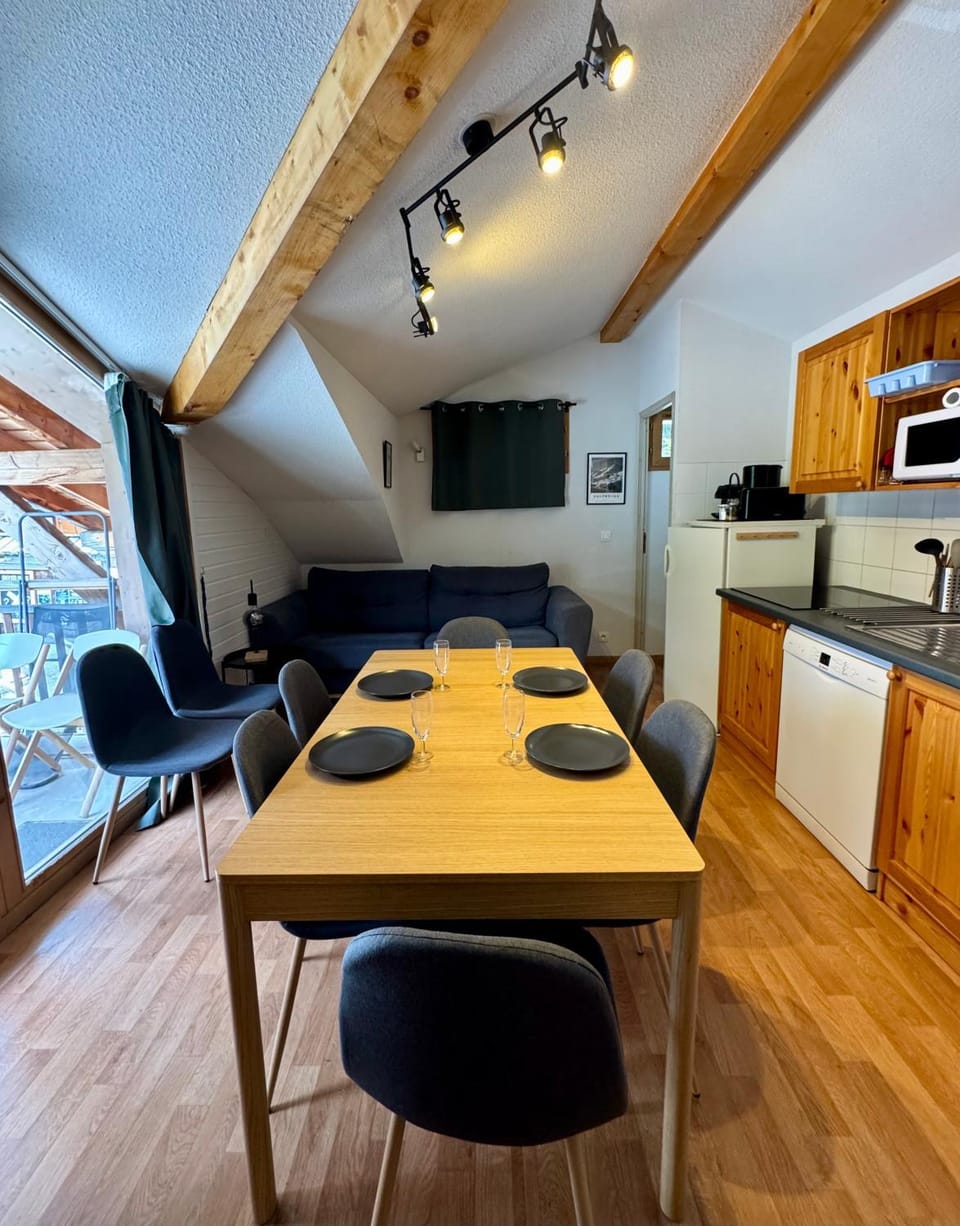 Kitchen or kitchenette, Dining area, Meals, stove, kitchen