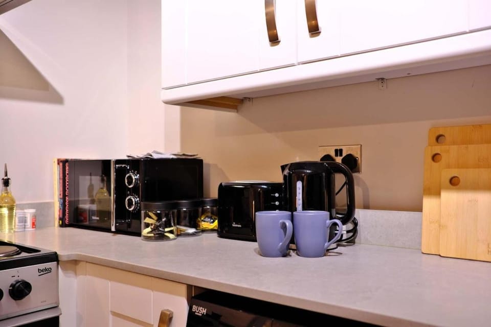 Coffee/tea facilities, Kitchen or kitchenette, stove, toaster