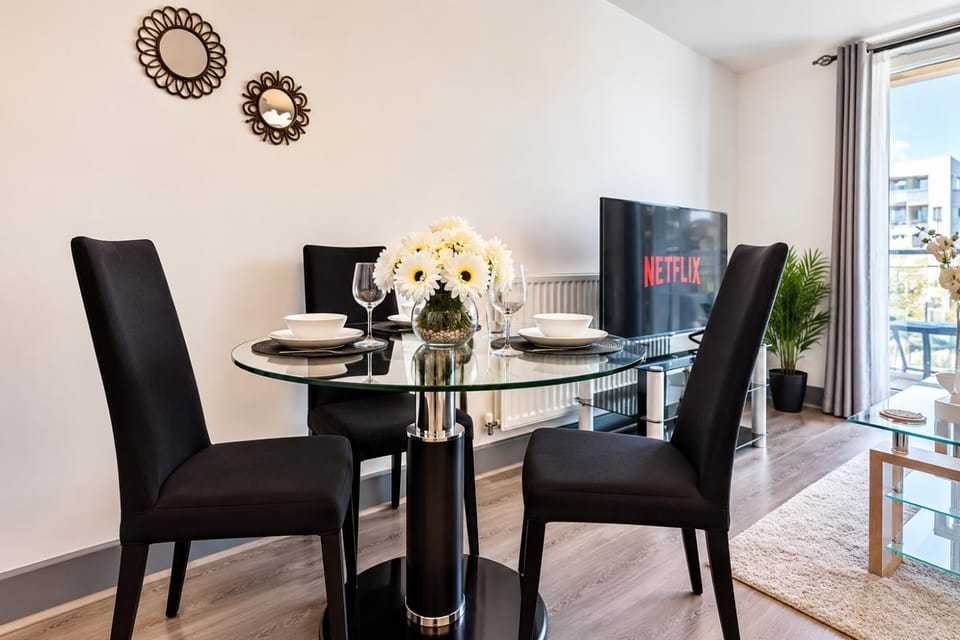 TV and multimedia, Living room, Seating area, Dining area