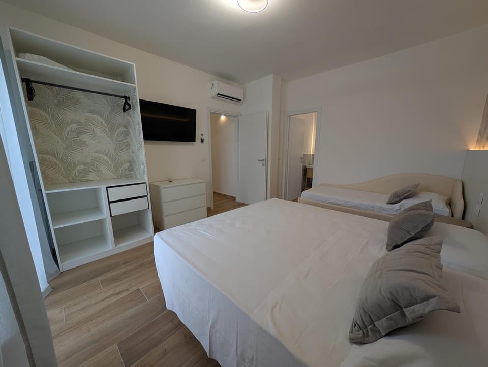 Villa with 5 Bedrooms and 5 Bathrooms Wi-Fi & Private Parking - P r a t u r e c c i Group Villa in Riccione