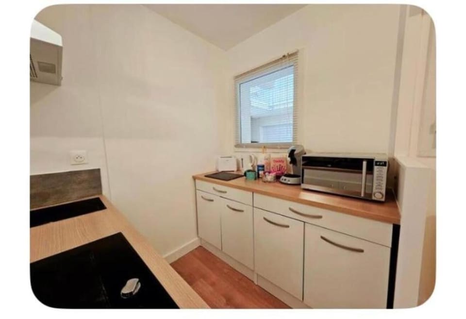 Coffee/tea facilities, Kitchen or kitchenette, stove, toaster, kitchen