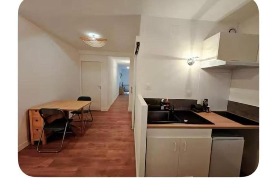 Kitchen or kitchenette, Seating area, Dining area