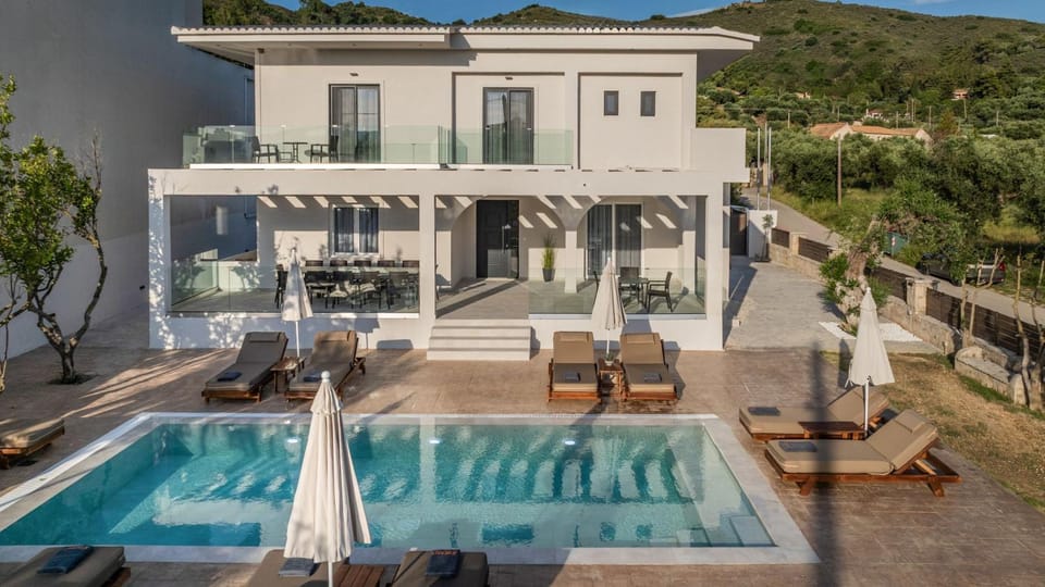Property building, Patio, Day, Natural landscape, View (from property/room), Balcony/Terrace, Mountain view, Pool view, Swimming pool, sunbed