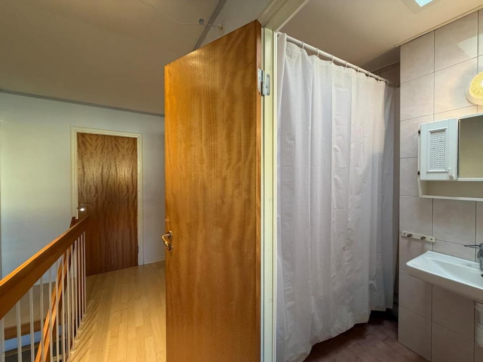 Workers House Near Volvo with 4 Bedrooms 7 Beds and Parking Villa in Gothenburg