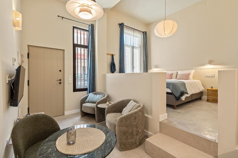 Bed, Dining area