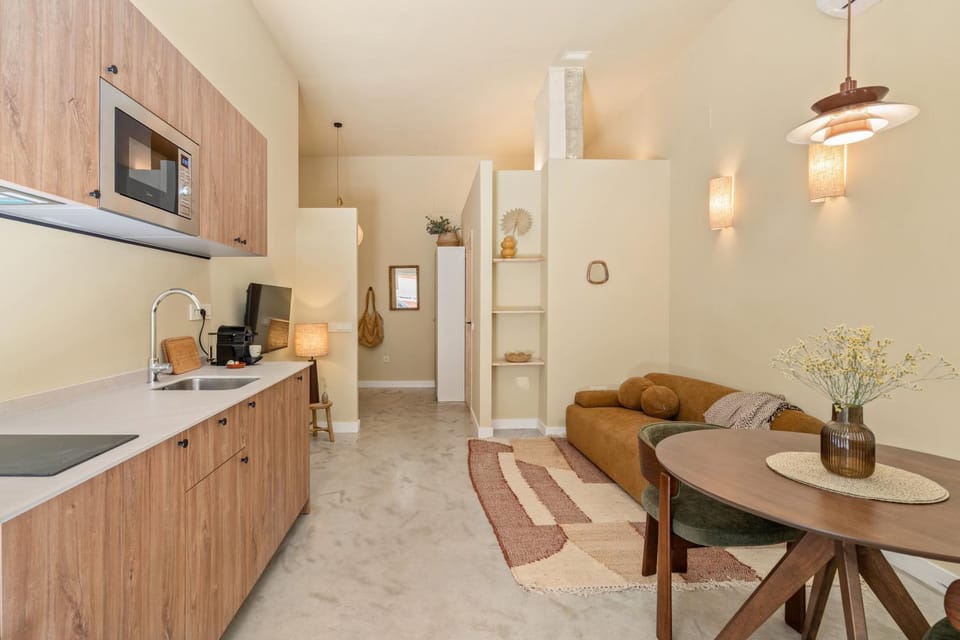 TV and multimedia, Kitchen or kitchenette, Living room, Seating area, Dining area, stove